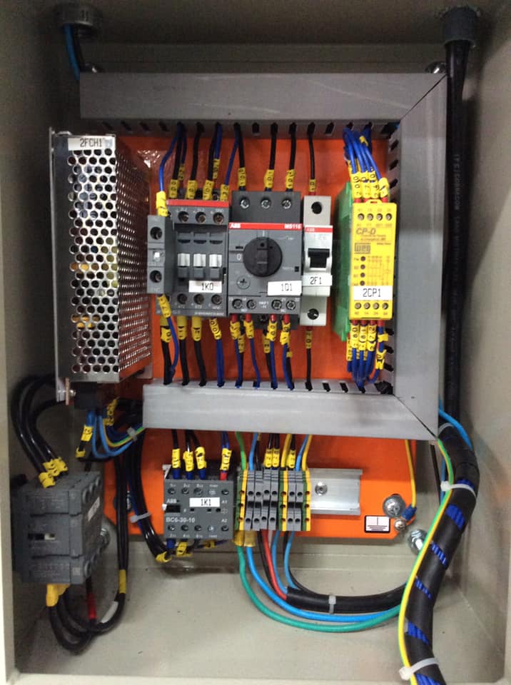 Interior de painel — CLP e contatores