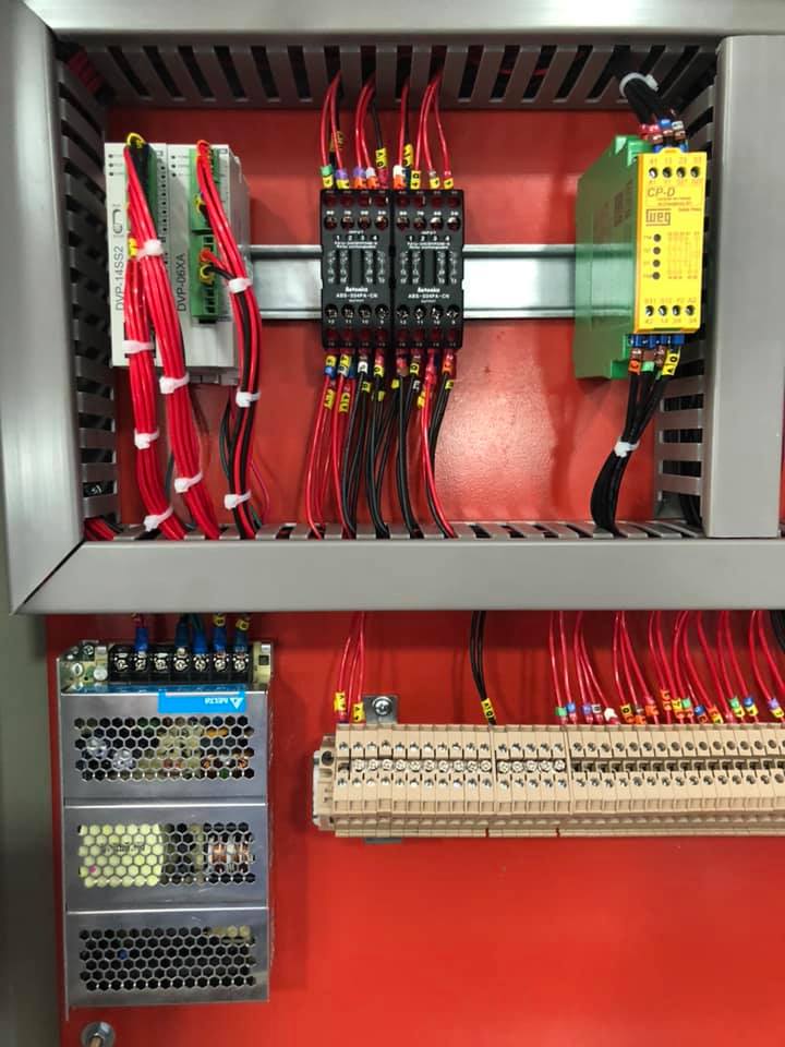 Interior de painel com CLP Delta e terminais