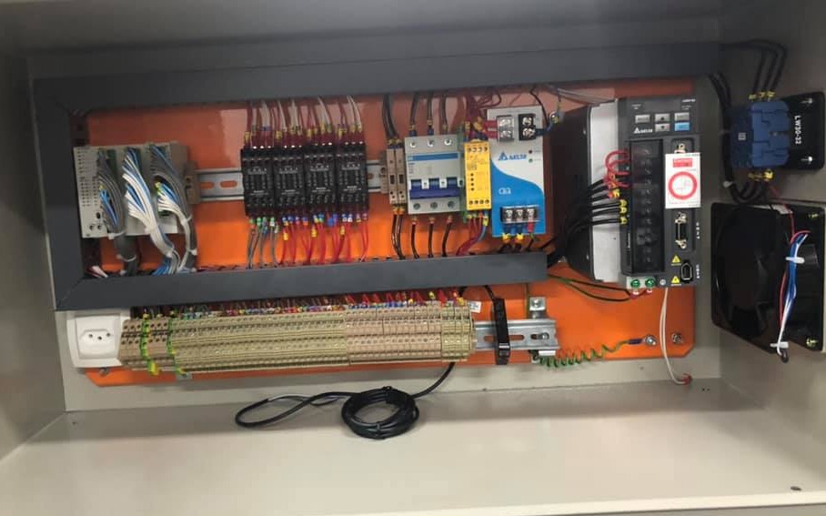 Painel com servo drive Delta